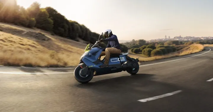 BMW CE 04, il futuro degli scooter elettrici premium: 130 km di autonomia