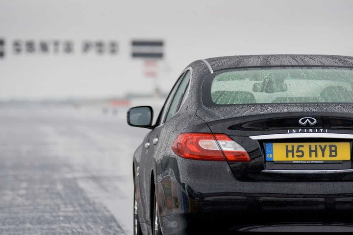 Infiniti M35h, un'ibrida da Guinness
