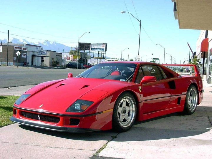 Vendesi villa a Malibu con Ferrari F40 compresa
