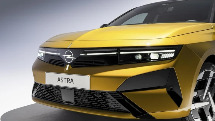 Opel Astra, i fari che vedono il pericolo prima di te