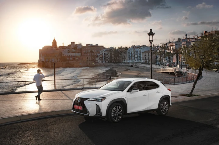 Lexus UX Hybrid 2019: nuove immagini ufficiali