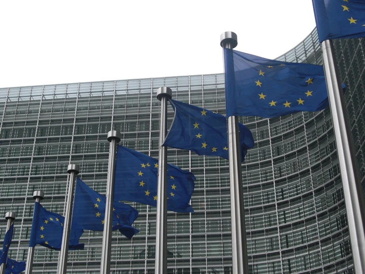Auto connesse, elettriche e autonome: l'UE svela un piano da 50 miliardi di euro