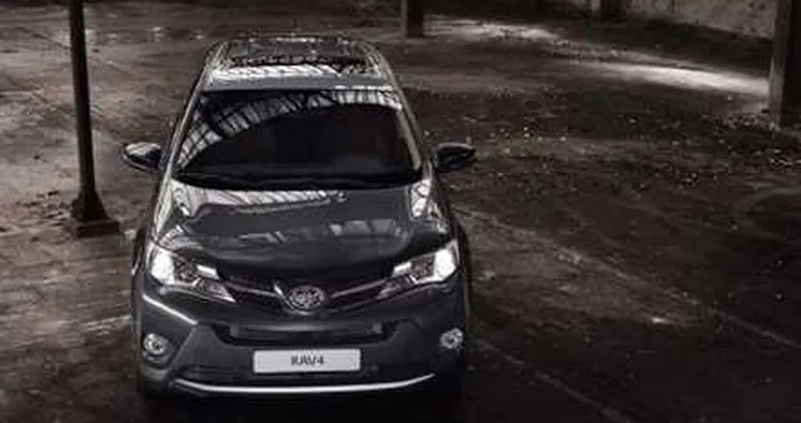 Nuova Toyota RAV4, prime immagini dalla brochure