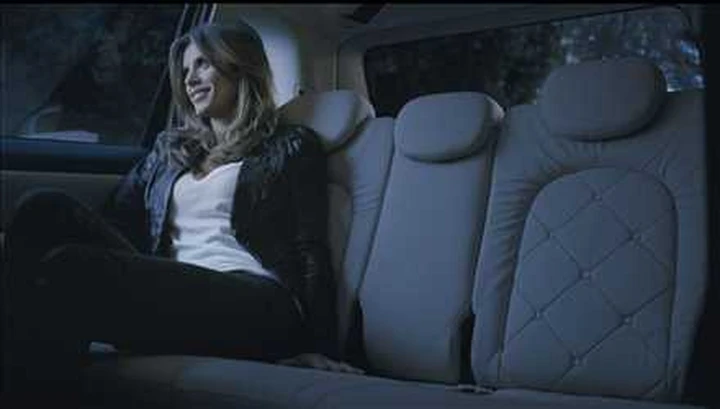 Elisabetta Canalis senza cinture nello spot Lancia Musa