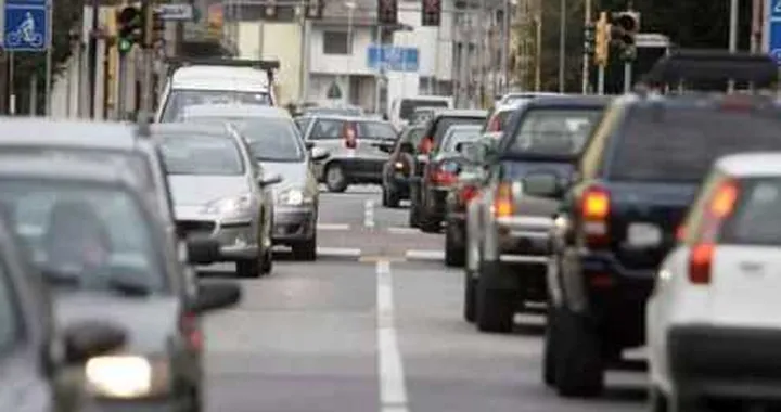 Italiani e l'auto: un rapporto sempre più difficile
