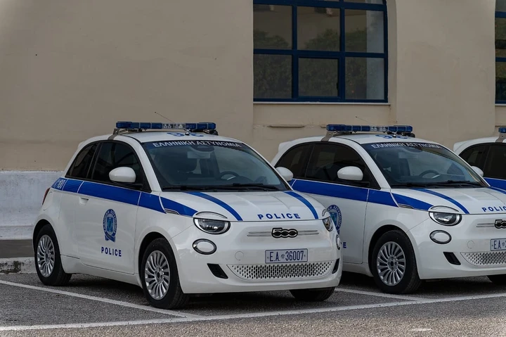 Polizia greca sempre più green: nuove Fiat 500e e ricariche in tutta Atene