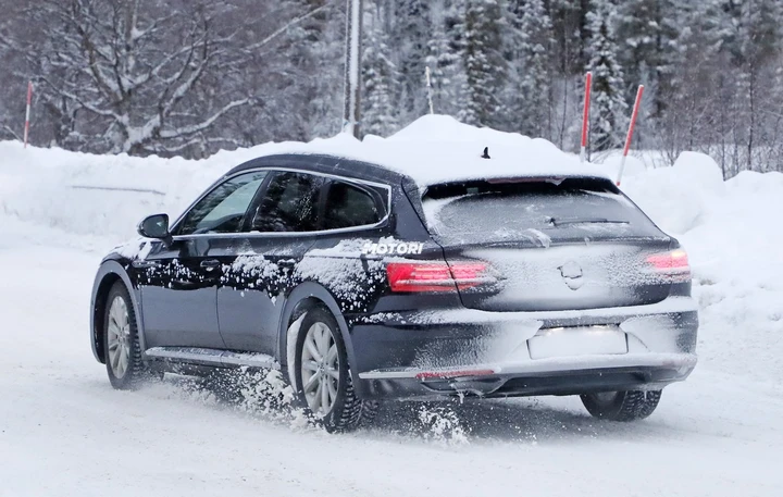 Volkswagen Arteon Shooting Brake, le foto spia sulla neve