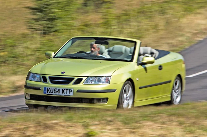 Compra una Saab 9-3 cabrio a pochi soldi e non la lascia più