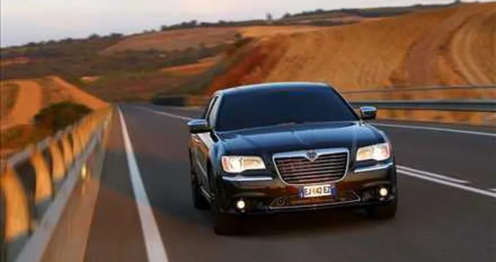La nuova Lancia Thema su strada