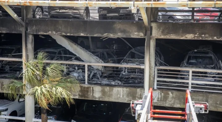 Incendio nel parcheggio dell'aeroporto: bruciano 50 auto