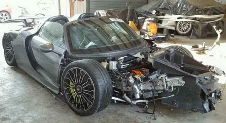 La Porsche è distrutta, ma vale comunque tantissimo