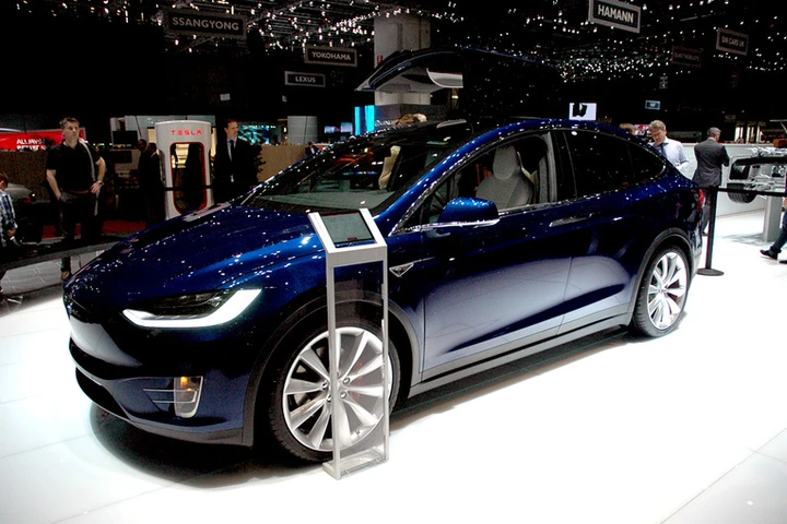 Testa Model X al Salone di Ginevra 2016