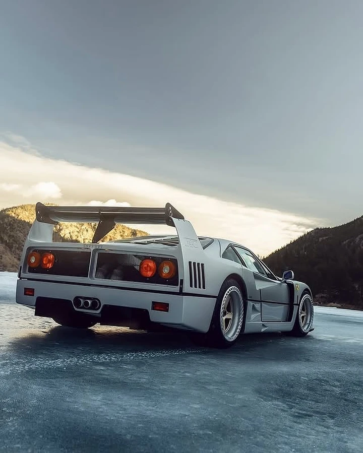 Portereste mai una Ferrari F40 LM su un lago ghiacciato? C'è chi ha sfidato la natura