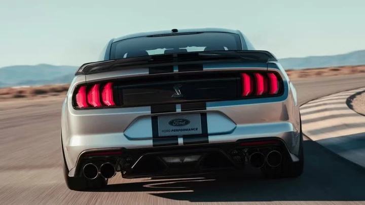 Ford Mustang Shelby GT500, la leggenda ritorna entro fine anno con un nuovo possente motore