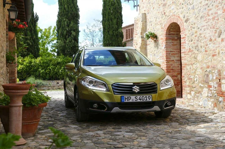 Suzuki SX4 S-Cross 2014: le immagini ufficiali