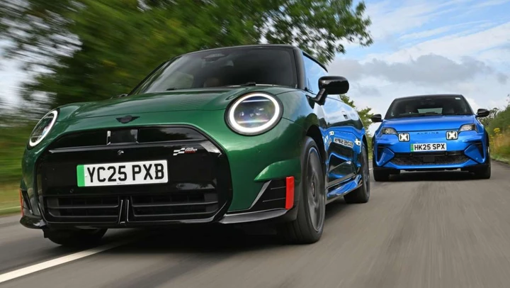 Alpine A290 vs MINI JCW Electric: sfida tra hot hatch a zero emissioni