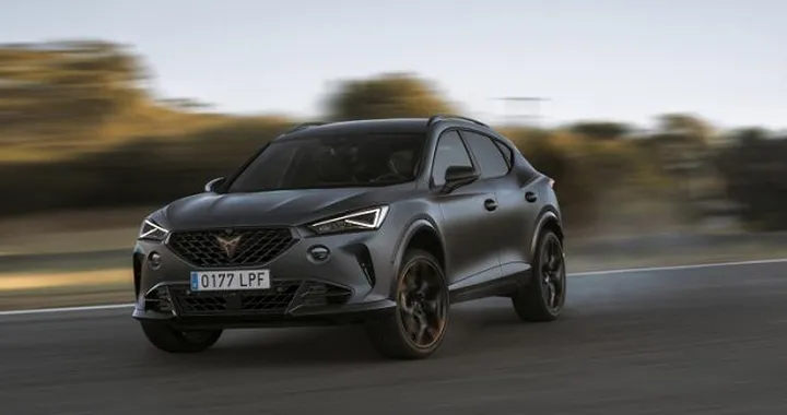 Cupra Formentor VZ5 e Cupra Born: con Eicma 2021 arrivano al Cupra Garage Milano