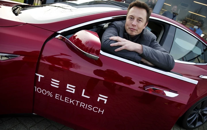 Tesla, i conti tornano in attivo dopo 13 mesi