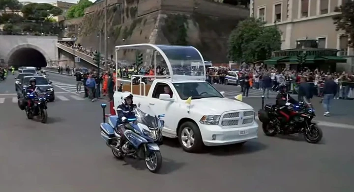 Papa Francesco l'ultimo viaggio è su un Ram 1500: una sorpresa
