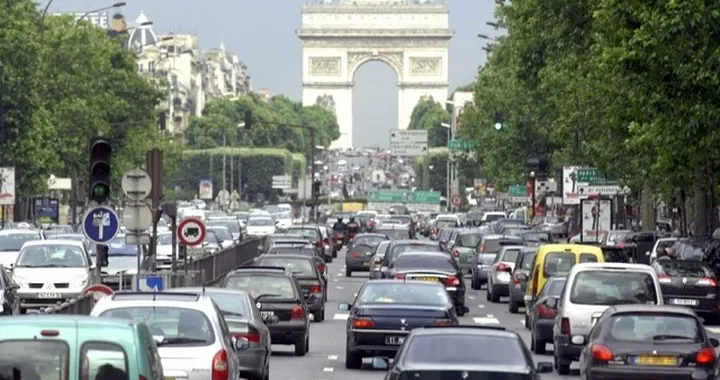 Francia: in vista una retromarcia sui blocchi ai diesel nelle città?