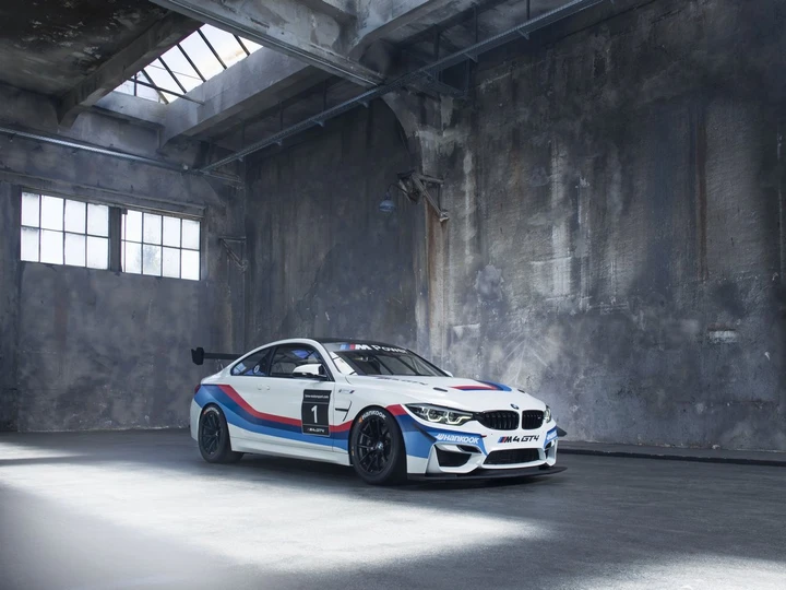 Bmw M4 GT4: in pista alla 24 Ore del Nurburgring