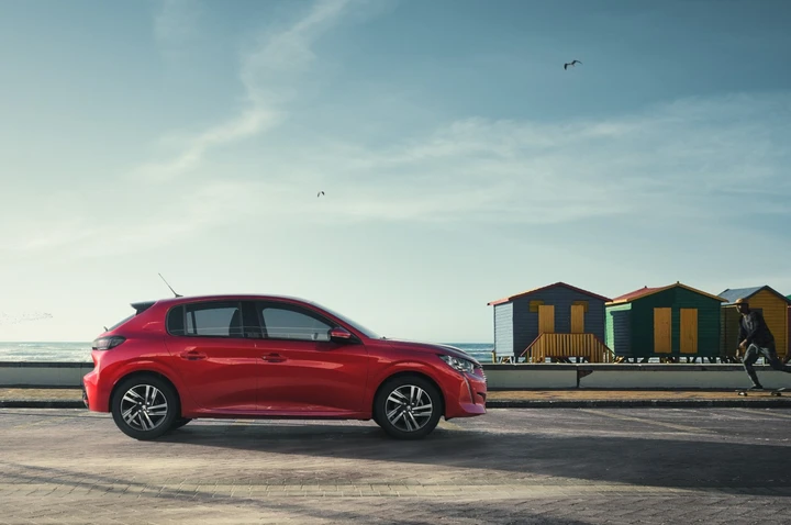 Peugeot 208 PureTech Allure e Allure Pack 2021: immagini ufficiali