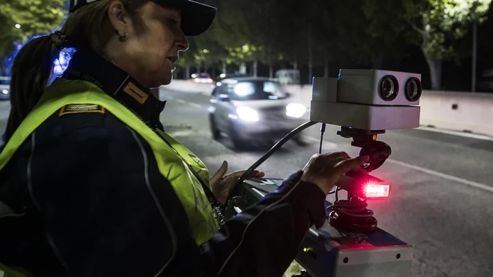 Arriva il nuovo autovelox intelligente: controlla telefoni e cinture slacciate