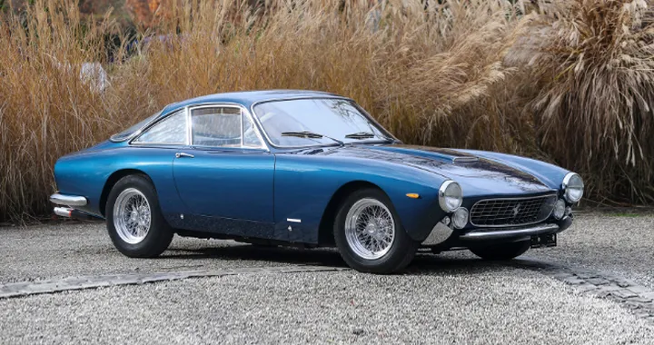 Blu Sera e V12: la Ferrari 250 GT Lusso che fa battere il cuore