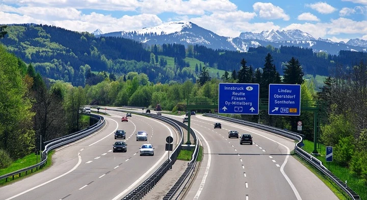 Viaggiare in auto in Europa: obblighi, raccomandazioni e curiosità