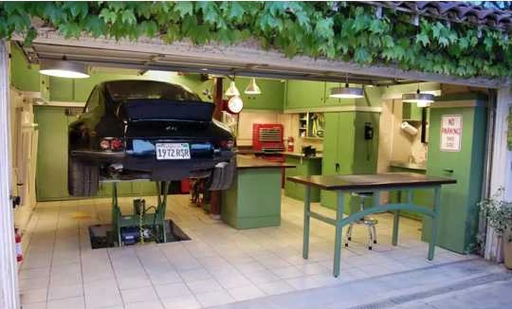 Un garage vintage per la Porsche d'epoca