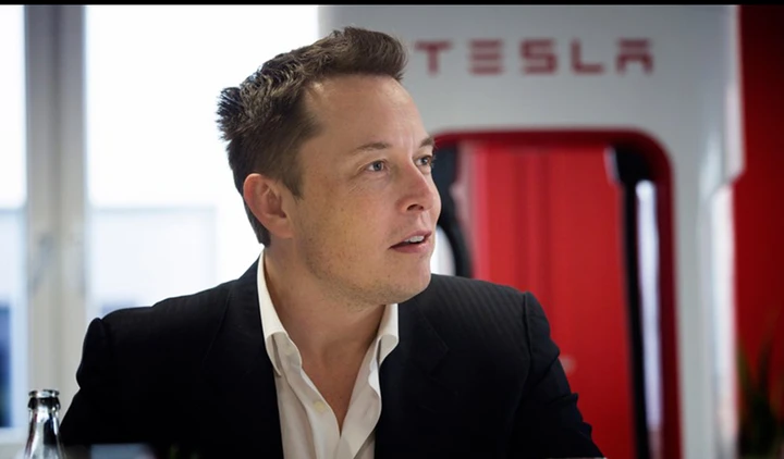 Elon Musk critica Apple, ma poi ci ripensa