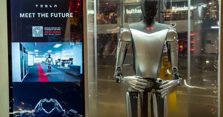 Tesla in crisi lascia da parte le auto e punta sui robot umanoidi
