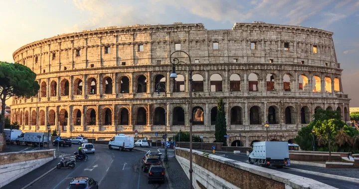 Raffica di multe a Roma, nel mirino auto elettriche e ibride: ma come mai?