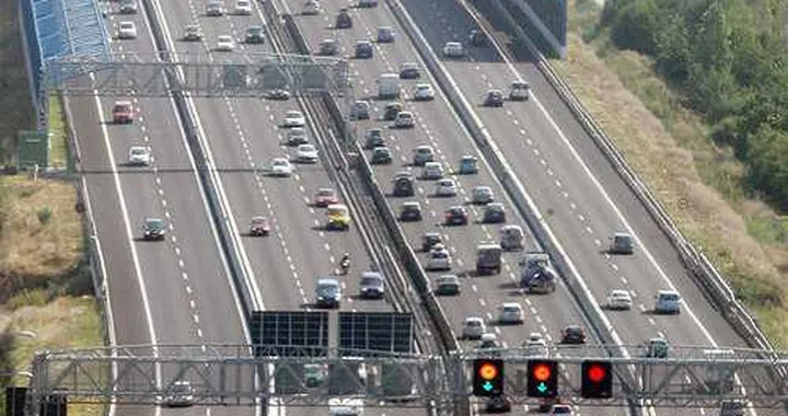 Autostrade: gli utili volano, gli utenti pagano