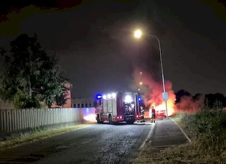 Incendio choc a Bollate: auto elettrica avvolta dalle fiamme in pochi secondi