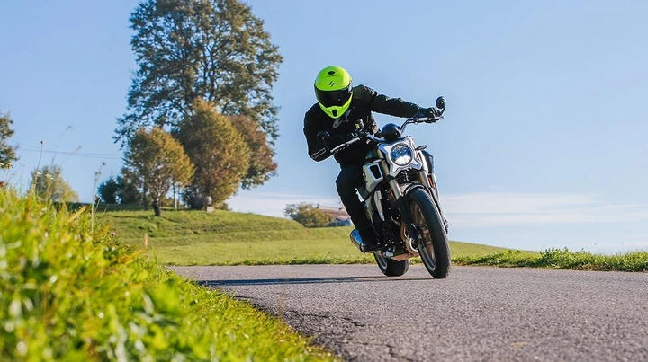 Andare in moto con il caldo: i consigli utili