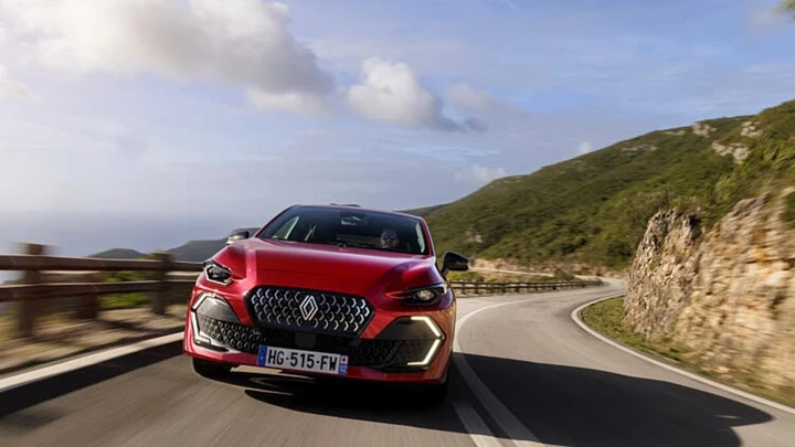 Nuova Renault Clio 6 sfida il segmento con l'ibrido da 160 CV