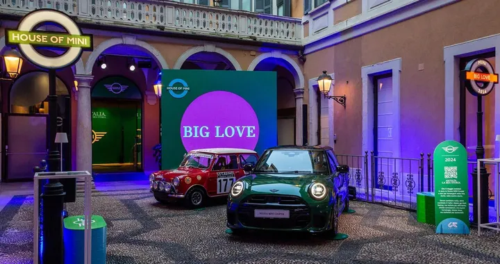 Mini festeggia 65 anni di storia con un evento esclusivo in via Montenapoleone a Milano