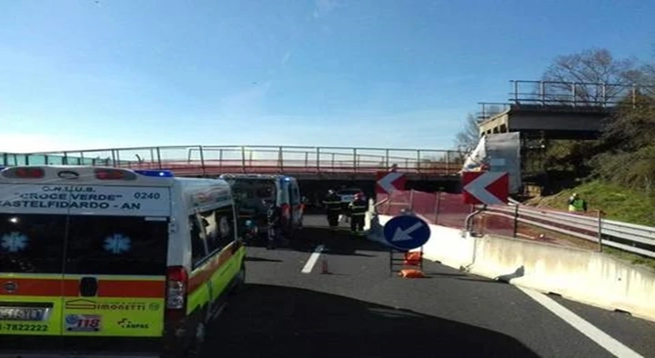A14, crolla un ponte: 2 morti