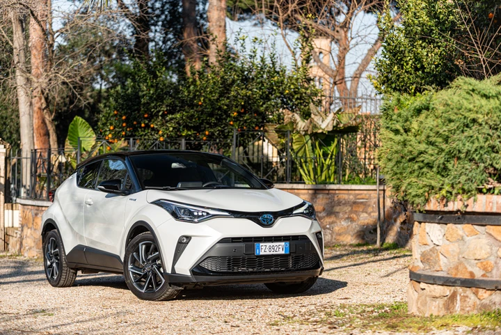 Toyota C-HR 2.0 Hybrid, la prova su strada