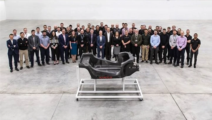 McLaren: la prima scocca in fibra di carbonio per i nuovi modelli ibridi