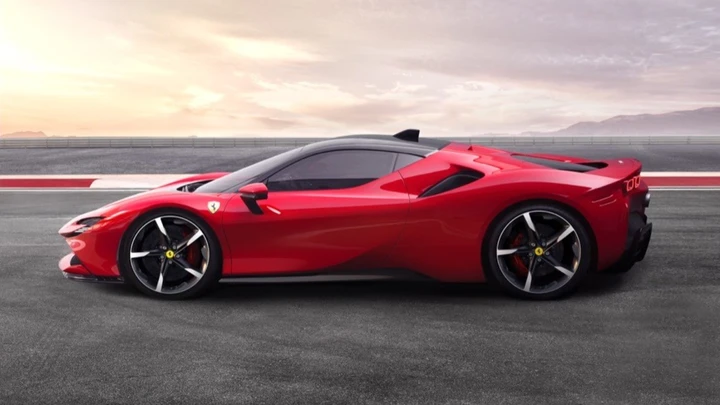 Ferrari SF90 Stradale: una serie di video mostra com'è costruita