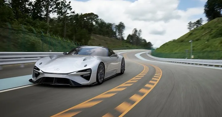 Lexus, nuova coupé elettrica con batterie allo stato solido: il video