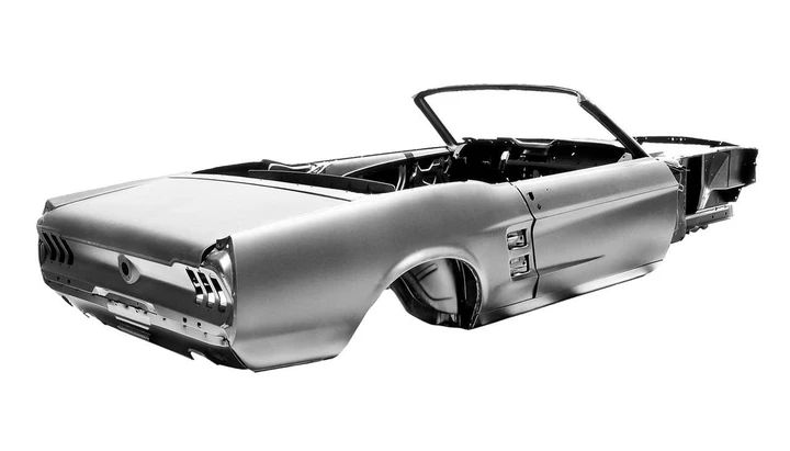 Ford: in produzione il telaio della Mustang Convertible 1967