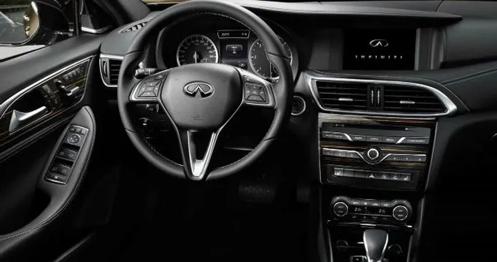 Nuova Infiniti Q30: svelati gli interni della berlina