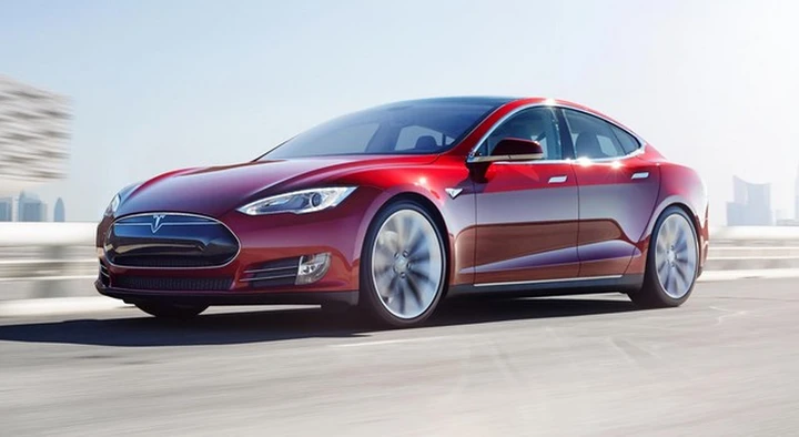 Tesla pensa ad un network per la ricarica delle sue auto