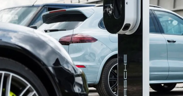 Porsche: inaugurato un tecnologico centro a Berlino con ricarica da 350 kW