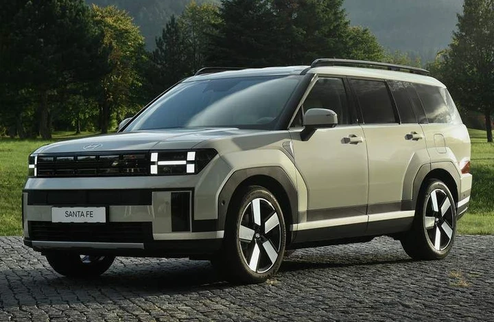 Hyundai Santa Fe PHEV, sette posti e 288 CV: il maxi Suv che viaggia anche in elettrico