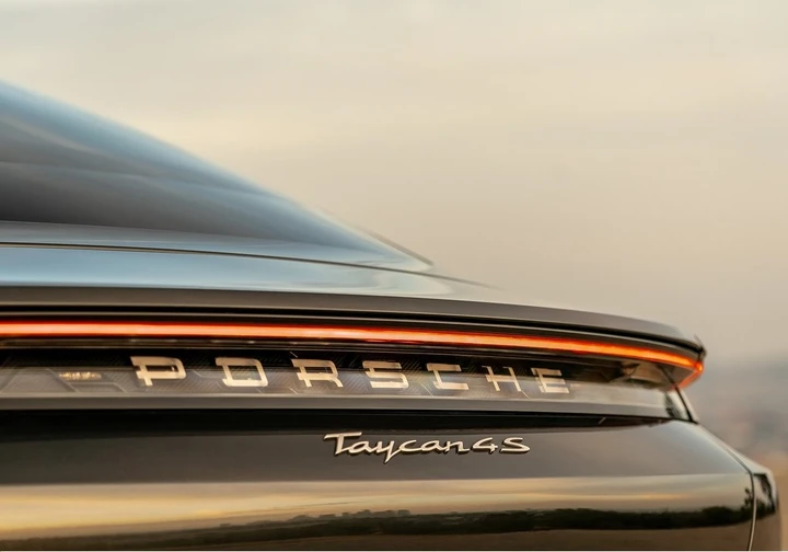 Porsche: la Taycan Cross Turismo debutterà in autunno