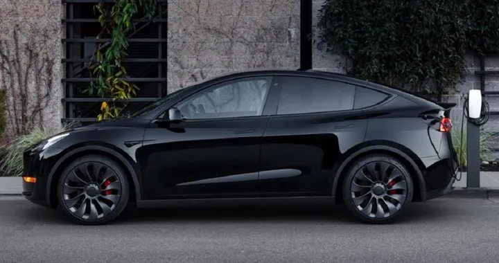 Tesla Model Y: taglio di prezzi in Italia, il crossover adesso accede agli incentivi statali